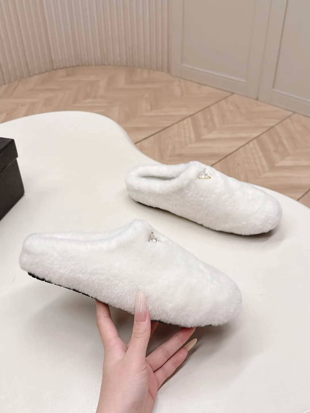 👟👟Ex-factory price 520👟👟 Prada prada25 autumn and winter furry slippers series, half-slip wool slippers, classic triangle buckle, comfortable, cute, cute, fashionable, elegant and versatile, the wool is comfortable and soft, awakening the warmth of autumn and winter. Let you walk comfortably from morning to night. Pair it with socks to easily cope with the changing seasons. Wool, sheep pattern lining, original outsole! 35-40 yards